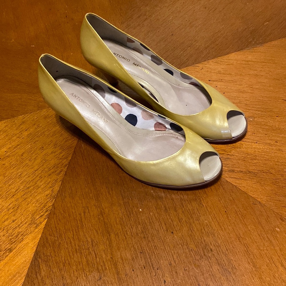 Antonio Melani pumps in yellow gold size 7.5
